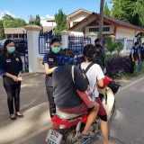 ออกปฏิบัติการตั้งจุดตรวจบูรณาการร่วมกับปกครองอำเภอฝาง กำนัน ผู้ใหญ่บ้าน ในการสกัดยาเสพติด แรงงานต่างด้าว และเพื่อกวดขันให้ประชาชนในพื้นที่ปฏิบัติตามมาตรการป้องกันโรค COVID ๒๐๑๙ อย่างเคร่งครัด