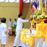 ข้าร่วมพิธีถวายเครื่องราชสักการะ และจุดเทียนถวายพระพรชัยมงคล