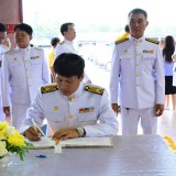 ข้าร่วมพิธีถวายเครื่องราชสักการะ และจุดเทียนถวายพระพรชัยมงคล