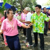 ประเพณีรดน้้ำดำหัวผู้สูงอายุในตำบลสันทราย