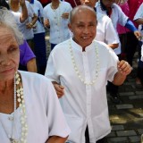 ประเพณีรดน้้ำดำหัวผู้สูงอายุในตำบลสันทราย