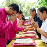 ประเพณีรดน้้ำดำหัวผู้สูงอายุในตำบลสันทราย
