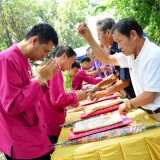ประเพณีรดน้้ำดำหัวผู้สูงอายุในตำบลสันทราย