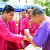 ประเพณีรดน้้ำดำหัวผู้สูงอายุในตำบลสันทราย
