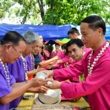 ประเพณีรดน้้ำดำหัวผู้สูงอายุในตำบลสันทราย