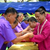 ประเพณีรดน้้ำดำหัวผู้สูงอายุในตำบลสันทราย