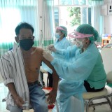 ให้บริการฉีดวัคซีนป้องกันเชื้อไวรัส COVID-19 แก่ประชาชนที่ ในพื้นที่อำเภอฝาง