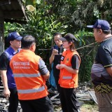 ลงพื้นที่ตรวจสอบความเสียหายและเยี่ยมให้กำลังใจแก่ผู้ประสบอัคคีภัย จำนวน ๑ ราย ได้แก่ นางสมศรี สิทธิกิจ   หมู่ที่ ๒  บ้านนันทาราม  