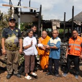 ลงพื้นที่ตรวจสอบความเสียหายและเยี่ยมให้กำลังใจแก่ผู้ประสบอัคคีภัย จำนวน ๑ ราย ได้แก่ นางสมศรี สิทธิกิจ   หมู่ที่ ๒  บ้านนันทาราม  