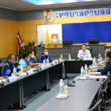การประชุมคณะกรรมการช่วยเหลือประชาชนของเทศบาลตำบลสันทราย เพื่อพิจารณาให้ความช่วยเหลือประชาชนที่ประสบเหตุเพลิงไหม้บ้านพักอาศัย หมู่ที่ ๑๓ บ้านสันหนองเขียว