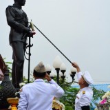 ร่วมวางพวงมาลา