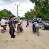 ออกปฏิบัติการตั้งจุดตรวจบูรณาการร่วมกับปกครองอำเภอฝาง กำนัน ผู้ใหญ่บ้าน ในการสกัดยาเสพติด แรงงานต่างด้าว และเพื่อกวดขันให้ประชาชนในพื้นที่ปฏิบัติตามมาตรการป้องกันโรค COVID ๒๐๑๙ อย่างเคร่งครัด
