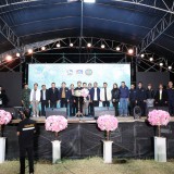 การมอบใบประกาศผลการประกวดการออกร้านนิทรรศการ งานฤดูหนาวและงาน OTOP ของดีอำเภอฝาง ประจำปี พ.ศ. ๒๕๖๙