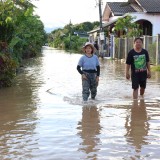 เทศบาลตำบลสันทราย ลงพื้นที่มอบข้าวกล่อง เพื่อช่วยเหลือ บรรเทาความเดือดร้อน