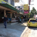 ปรับปรุงภูมิทัศน์ และจัดระเบียบป้ายข้างทางถนนสายหลักและสายรอง