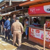 ปรับปรุงภูมิทัศน์ และจัดระเบียบป้ายข้างทางถนนสายหลักและสายรอง