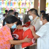 ร่วมพิธีมอบสิ่งของ ตามโครงการ หนึ่งใจ...ช่วยเหลือผู้ประสบภัย