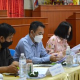 ประชุมคณะกรรมการช่วยเหลือประชาชนขององค์กรปกครองส่วนท้องถิ่น พิจารณาช่วยเหลือประชาชนที่ได้รับผลกระทบกรณีโรคติดเชื้อไวรัสโคโรน่า ๒๐๑๙ (COVID-๑๙) เพื่อขอรับการสนับสนุนถุงยังชีพ